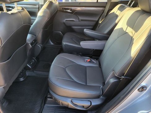 Used 2021 Toyota Highlander Limited image 14