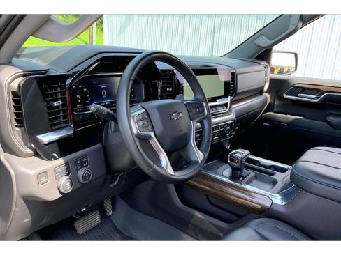 Used 2024 Chevrolet Silverado 1500 LT Trail Boss w/ LT Trail Boss Premium Package AWD/4WD image 13