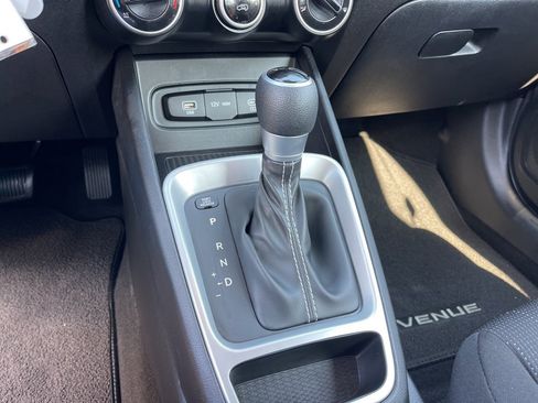 Certified 2025 Hyundai Venue SE image 14