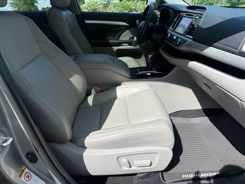 Used 2019 Toyota Highlander XLE FWD image 41
