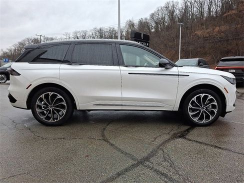 Used 2024 Lincoln Nautilus Reserve w/ Equipment Group 202A image 7