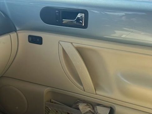 Used 2010 Volkswagen Beetle Coupe image 5