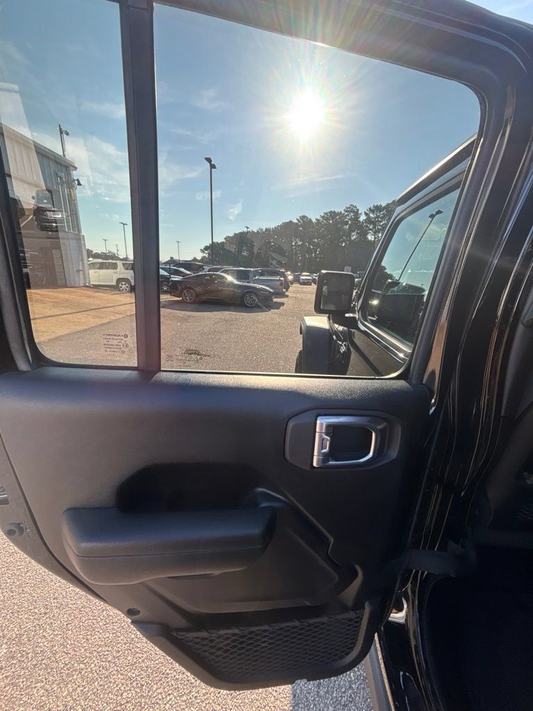 Used 2026 Jeep Wrangler Unlimited Rubicon AWD/4WD image 16