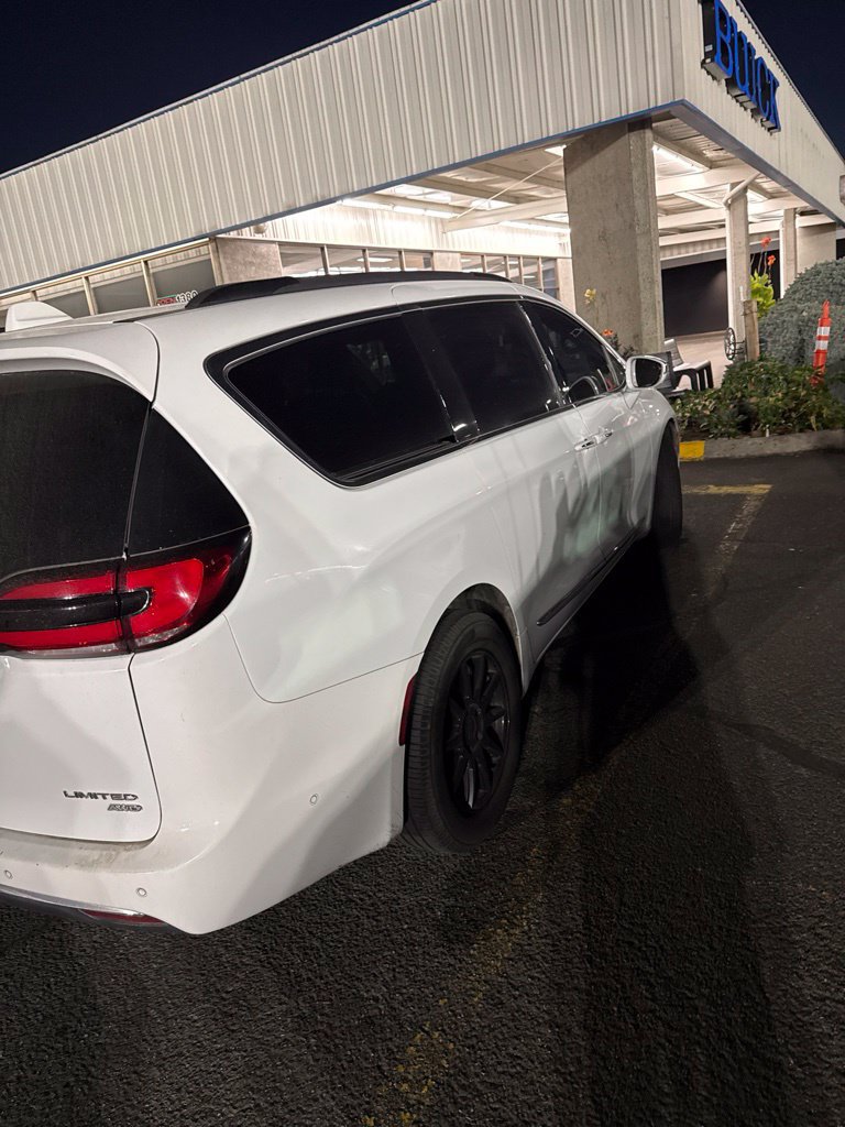 Used 2022 Chrysler Pacifica Limited AWD/4WD image 3