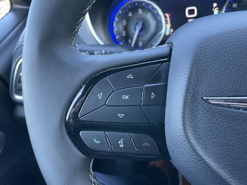 Used 2025 Chrysler Pacifica Limited image 22