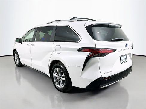 Used 2025 Toyota Sienna Limited image 5