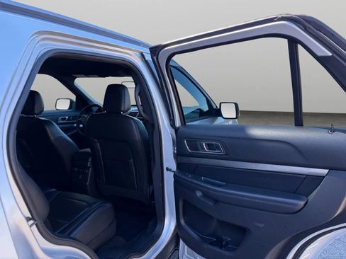 Used 2019 Ford Explorer XLT w/ Equipment Group 202A AWD/4WD image 18