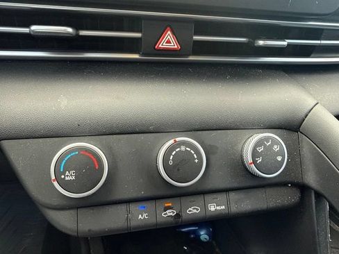 Used 2025 Hyundai Elantra SE FWD image 16
