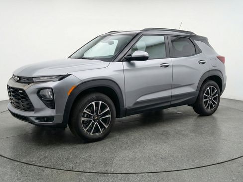 Used 2025 Chevrolet TrailBlazer LT image 3