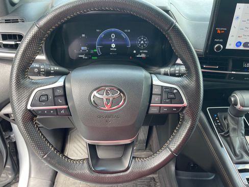 Used 2025 Toyota Sienna XLE Woodland Edition AWD/4WD image 7