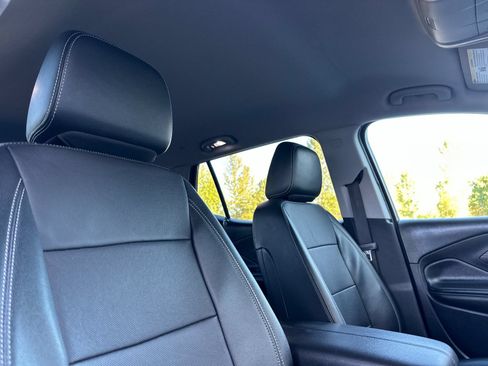 Used 2024 GMC Terrain SLT AWD/4WD image 16