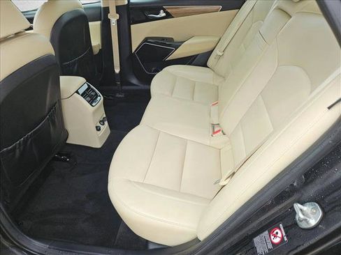Used 2018 Kia Cadenza Premium w/ Luxury Package FWD image 10