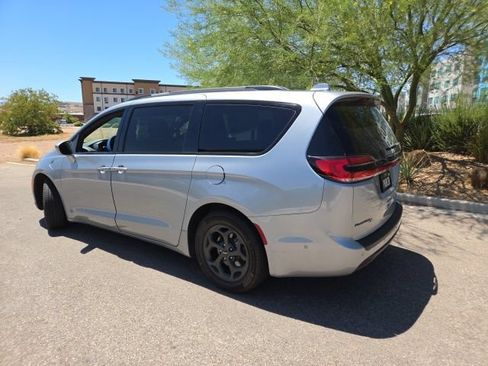 Used 2021 Chrysler Pacifica Limited w/ Uconnect Theater Family Group FWD image 5