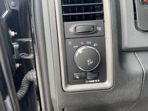 Used 2015 RAM 1500 Express RWD image 19