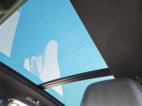 Certified 2022 Volkswagen Tiguan SE R-Line image 33