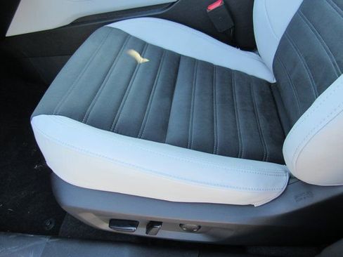 New 2025 Mitsubishi Outlander SE image 13