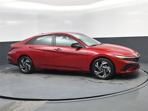 Certified 2025 Hyundai Elantra Sport image 2