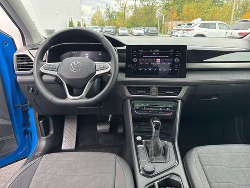 Certified 2025 Volkswagen Taos SE image 21