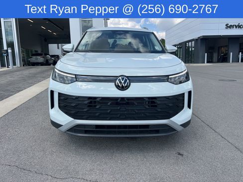 Used 2025 Volkswagen Tiguan SE image 2