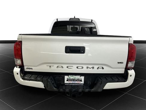 Used 2017 Toyota Tacoma TRD Sport w/ Premium & Technology Package image 4