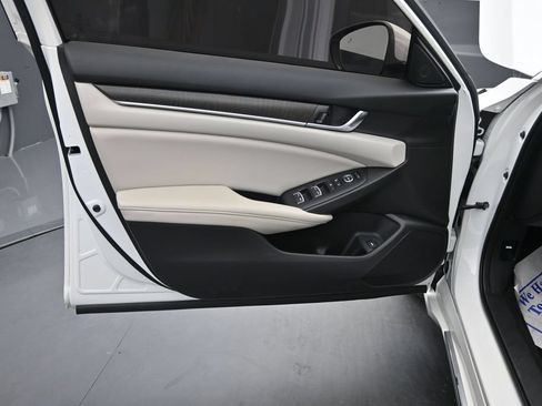 Used 2019 Honda Accord EX image 4
