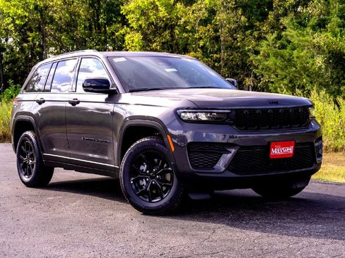 New 2025 Jeep Grand Cherokee Altitude image 2