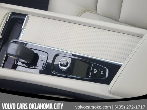 Certified 2024 Volvo XC60 B5 Core w/ Protection Package Premier AWD/4WD image 17