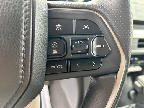 Used 2025 Toyota 4Runner SR5 AWD/4WD image 26