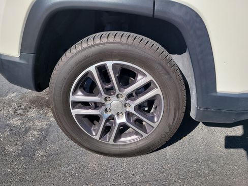Used 2018 Jeep Compass Latitude w/ Popular Equipment Group FWD image 9