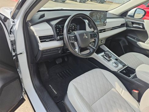 Used 2024 Mitsubishi Outlander SEL image 13