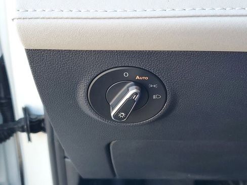 New 2026 Volkswagen Taos SE FWD image 28