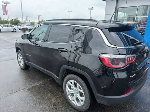 Used 2024 Jeep Compass Latitude AWD/4WD image 6