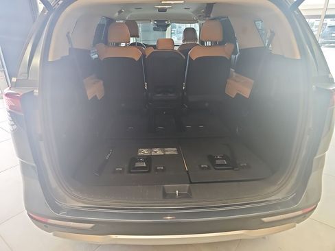 Used 2024 Kia Carnival EX image 27