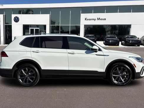 Used 2022 Volkswagen Tiguan SE w/ Panoramic Sunroof Package image 3