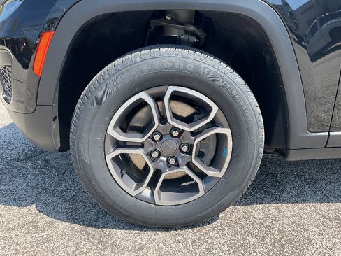 Used 2022 Jeep Grand Cherokee Trailhawk w/ Advanced Protech Group II AWD/4WD image 14