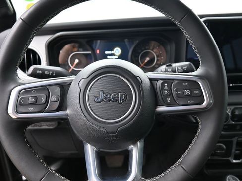 Used 2025 Jeep Wrangler Unlimited Sahara AWD/4WD image 19