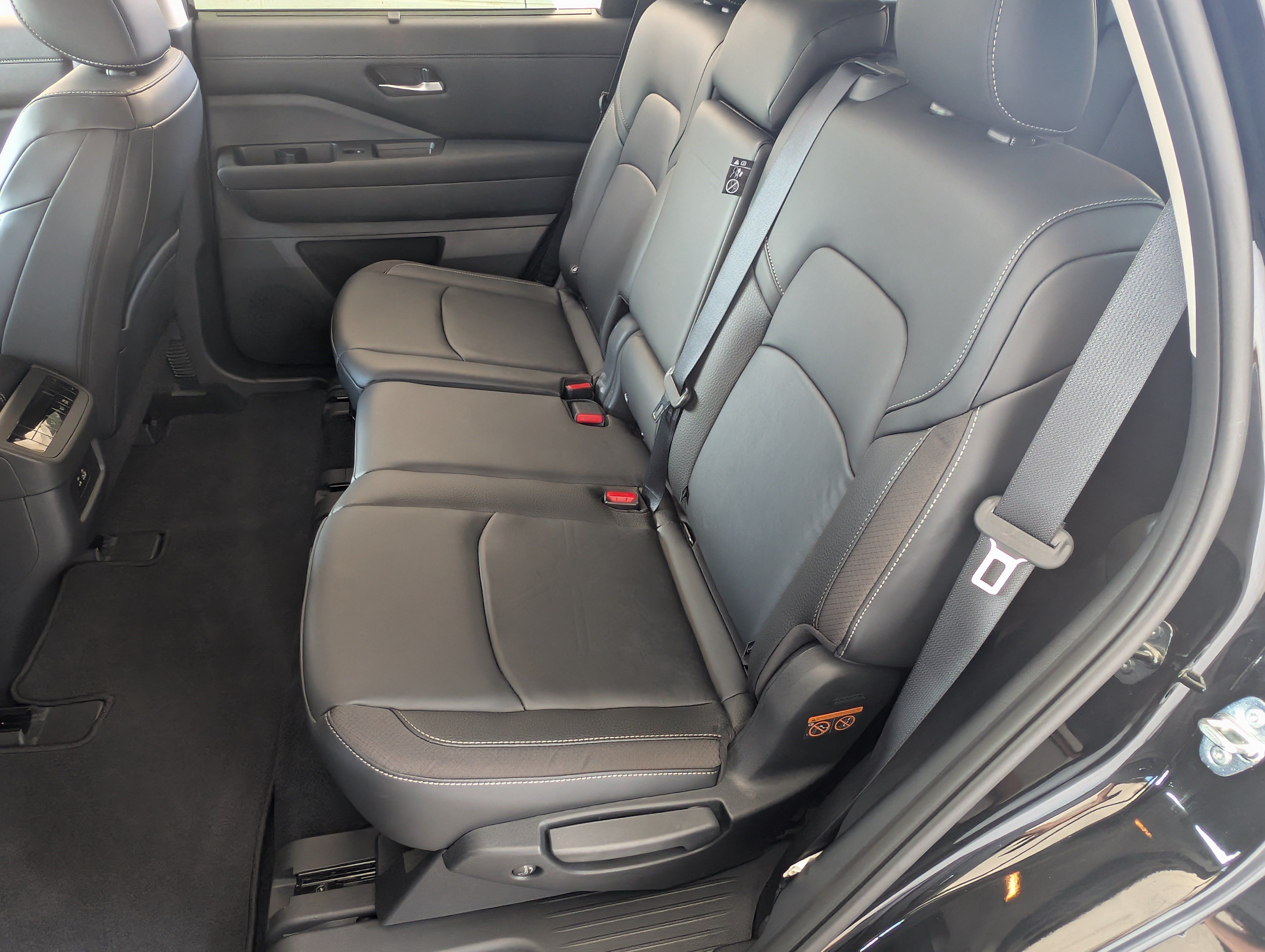 Used 2025 Nissan Pathfinder SL FWD image 17