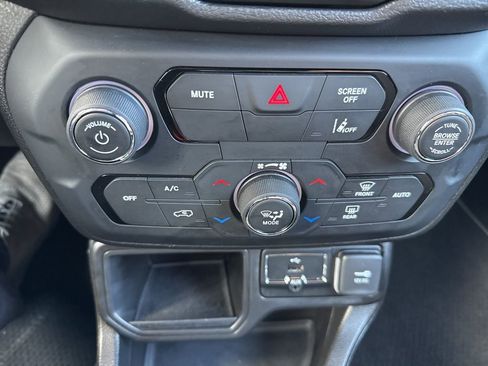 Used 2021 Jeep Renegade Latitude image 23