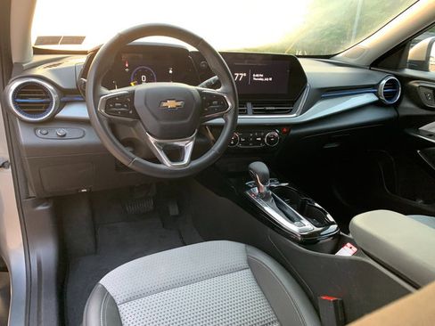Used 2024 Chevrolet Trax LT w/ Driver Confidence Package FWD image 21