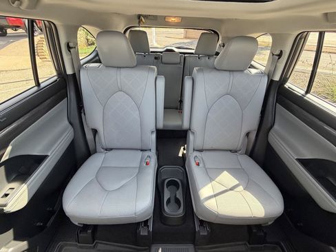 Used 2024 Toyota Highlander Platinum AWD/4WD image 34