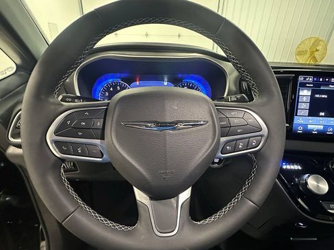 Used 2025 Chrysler Pacifica Select FWD image 32