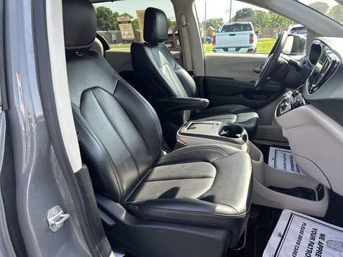 Used 2023 Chrysler Pacifica Touring-L FWD image 30