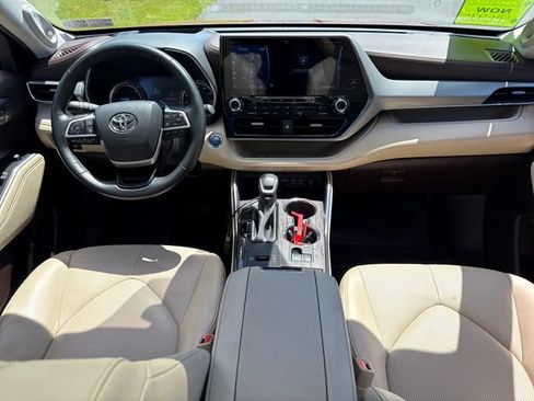 Used 2022 Toyota Highlander Platinum AWD/4WD image 19