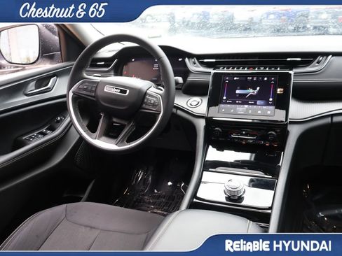 Used 2023 Jeep Grand Cherokee Laredo X image 14