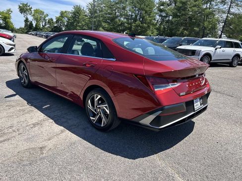 Certified 2025 Hyundai Elantra Limited w/ Cargo Package FWD image 5