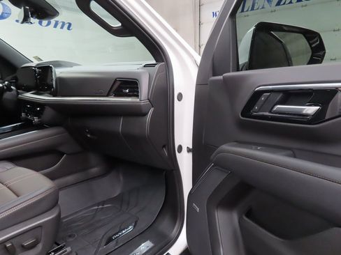 Used 2025 Chevrolet Suburban High Country image 30