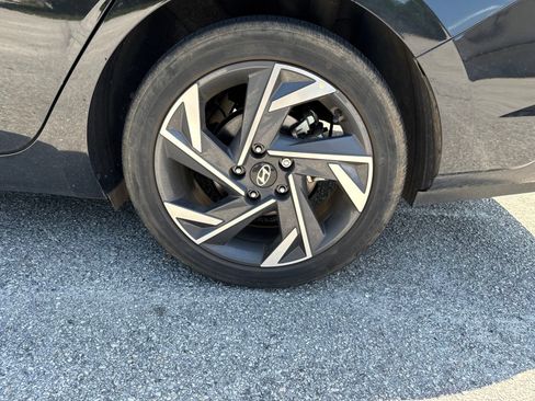 Certified 2025 Hyundai Elantra Limited FWD image 9