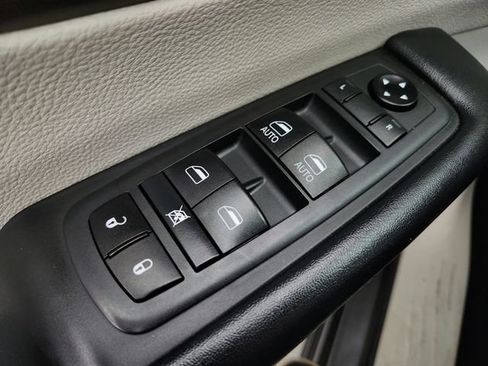 Used 2019 Chrysler Pacifica Touring-L FWD image 22
