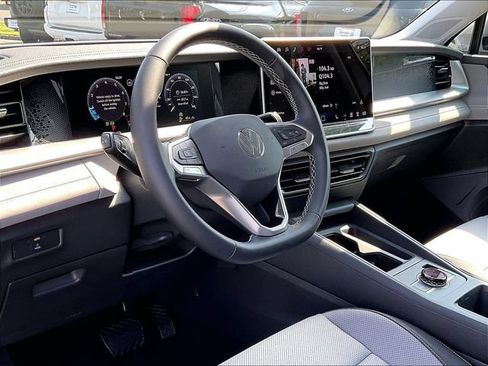 Used 2026 Volkswagen Tiguan SE AWD/4WD image 4