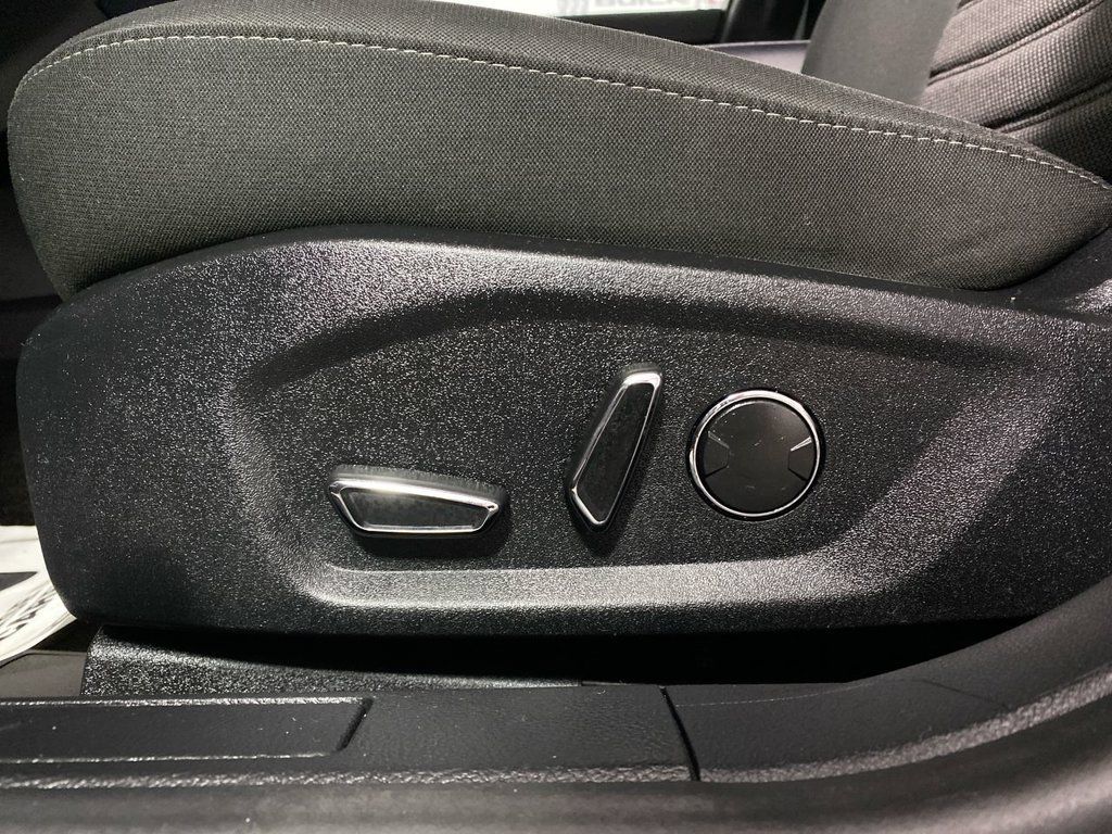 Used 2019 Ford Fusion SE FWD image 12
